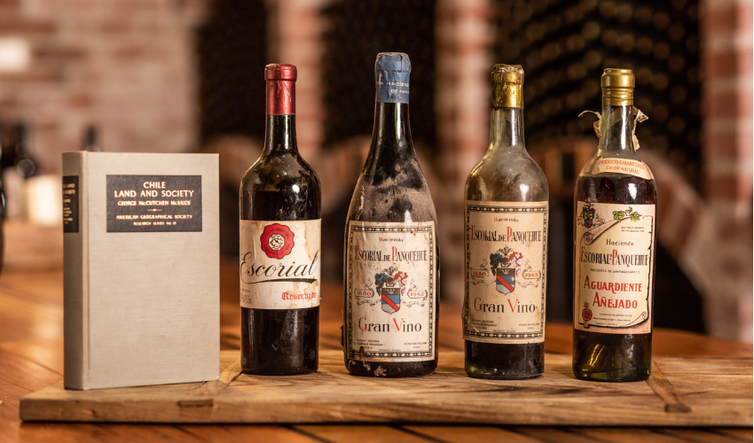 Libro antiguo y botellas históricas de Viña El Escorial