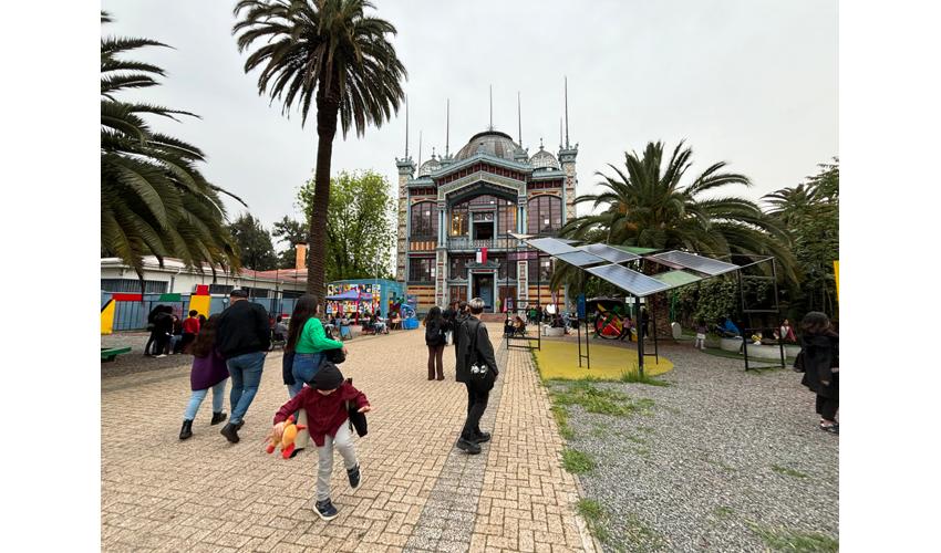 IMAGEN DEL FRONTIS DEL PABELLON PARIS CON FAMILIAS VISITANDOLO