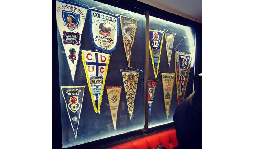 vitrina con banderines históricos