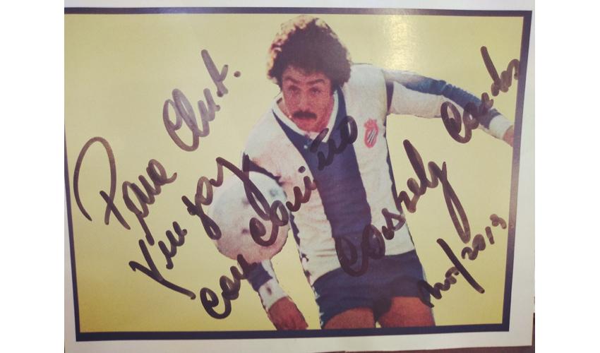 Foto y firma de Carlos Caszely, máxima figura de Colo Colo