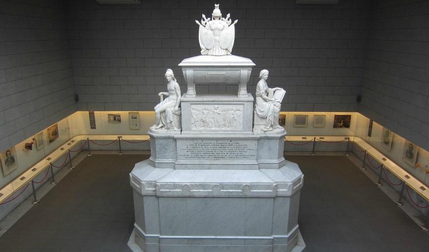 La Cripta del Libertador General Bernardo O'Higgins R. cuenta con una rampa de acceso universal que facilita el ingreso de personas con movilidad reducida.