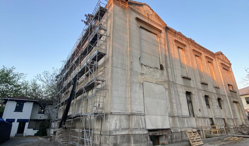 Fotografía del edificio a madio demoler que hoy es parte del sitio de memoria