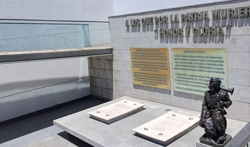 El complejo de la Cripta del Libertador Bernardo O'Higgins resguarda los restos de dos soldados chilenos desconocidos, quienes combatieron en la Guerra del Pacífico.