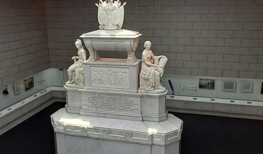 Esculpido en mármol de Carrara por el artista neoclásico Rinaldo Rinaldi, este monumento resguarda los restos de Bernardo O'Higgins, el Padre de la Patria.