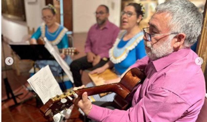 Imagen muestra a un grupo de personas realizandotocando instrumentos musicales (guitarras) . Corresponde a una presentación de Ensemble Coreográfico de Chile ENCORE