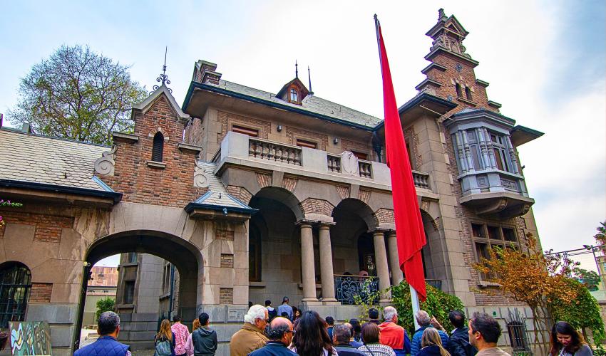 personas admirando la arquitectura histórica antigua de las mansiones del barrio patrimonial republica