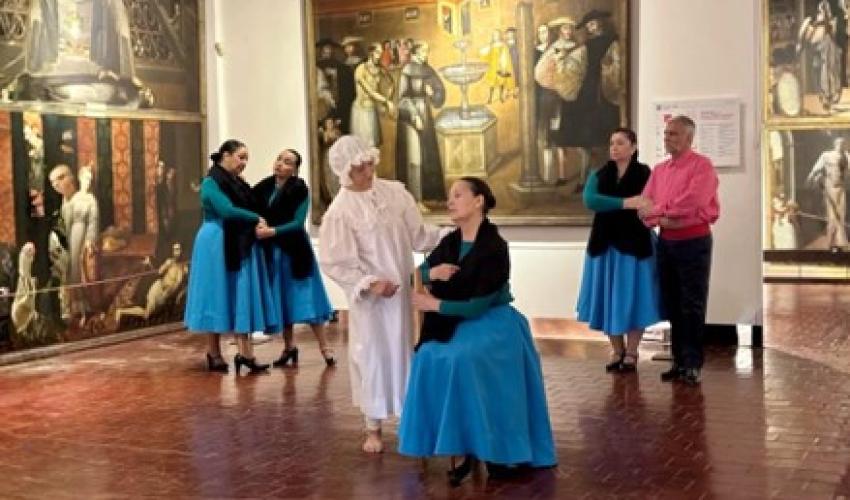 Imagen muestra a un grupo de personas realizando una danza en un museo. Corresponde a una presentación de Ensemble Coreográfico de Chile ENCORE