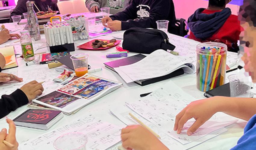 Niños y niñas participando en un taller creativo de graffiti e ilustración en un espacio artístico comunitario, explorando colores, dibujo y expresión visual a través de pinturas, marcadores y murales colaborativos. La actividad fomenta la creatividad, el arte urbano y la participación cultural de las infancias en un ambiente lúdico y educativo.