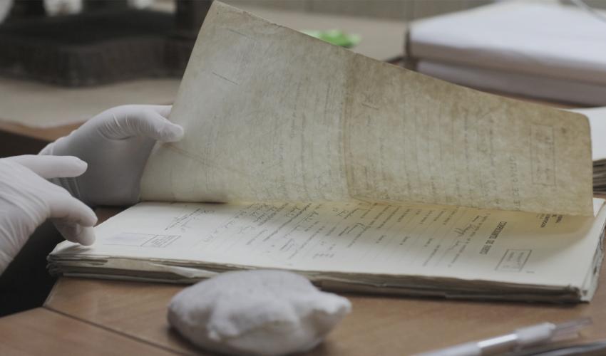 Conservación y restauración de documentos del siglo XIX.