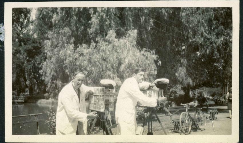 Los fotógrafos minuteros o ambulantes se ubicaban en las plazas y las calles de las ciudades, tal como el que vemos en esta foto, tomada en el Parque Cousiño en 1930. 