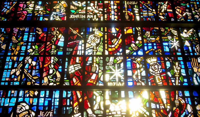 El imponente vitral de la fachada que representa el Árbol de Jesé