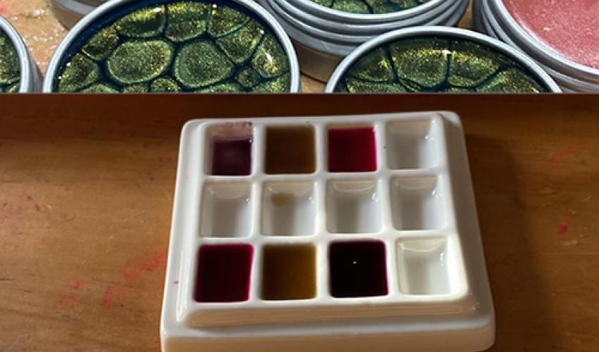 Proceso artesanal de creación de tintes y acuarelas naturales elaboradas con pigmentos orgánicos, plantas y materiales del entorno, explorando el color como expresión artística y conexión con la naturaleza.
