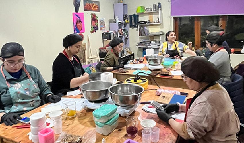 Taller colaborativo de cosmética natural donde participantes elaboran jabones artesanales utilizando ingredientes naturales, aromas y técnicas creativas vinculadas al bienestar y los oficios tradicionales.