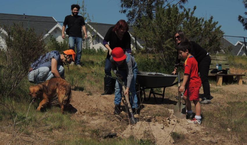 grupo familiar plantando arbol nativo