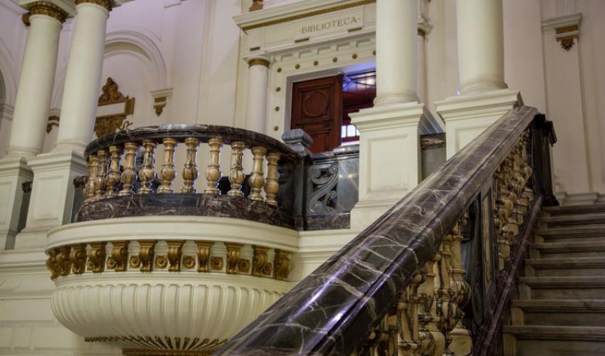 Vista de la escalinata y balcón de mármol que dan acceso a la sala de lectura de la Biblioteca.