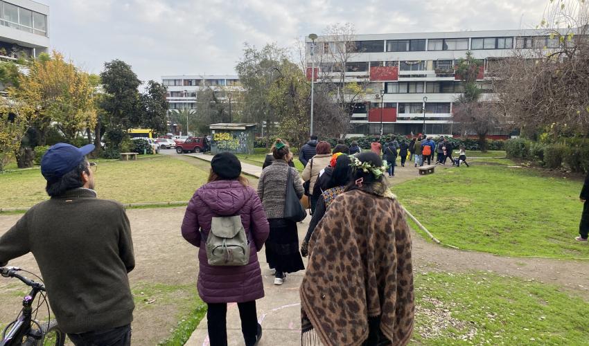 Vecinos recorriendo el barrio