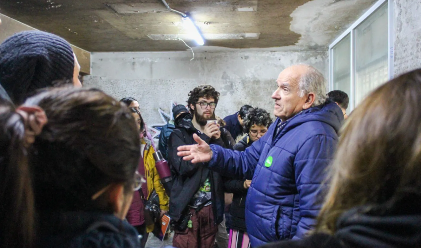 Presidente de la Corporación Egaña 60 dando su testimonio durante una visita guiada