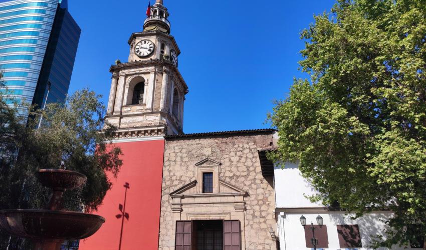 Fotografía de la fachada de la Iglesia de San Francisco, la torre y del Museo San Francisco