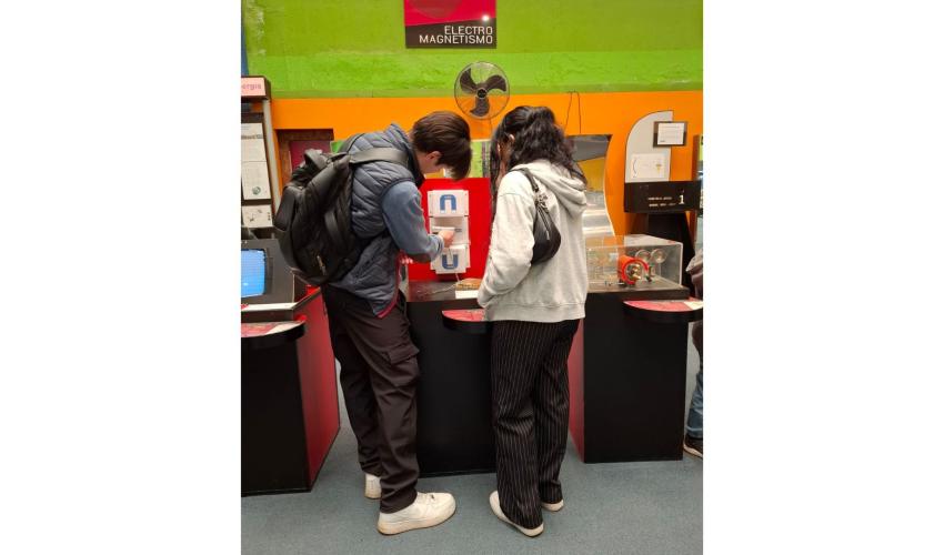 Visitantes aprendiendo sobre campos electromagnéticos en módulo interactivo del Museo de Ciencia y Tecnología