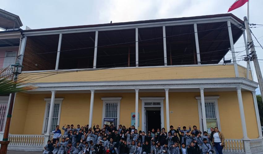 “Valor y compromiso en cada paso junto al soldado.”