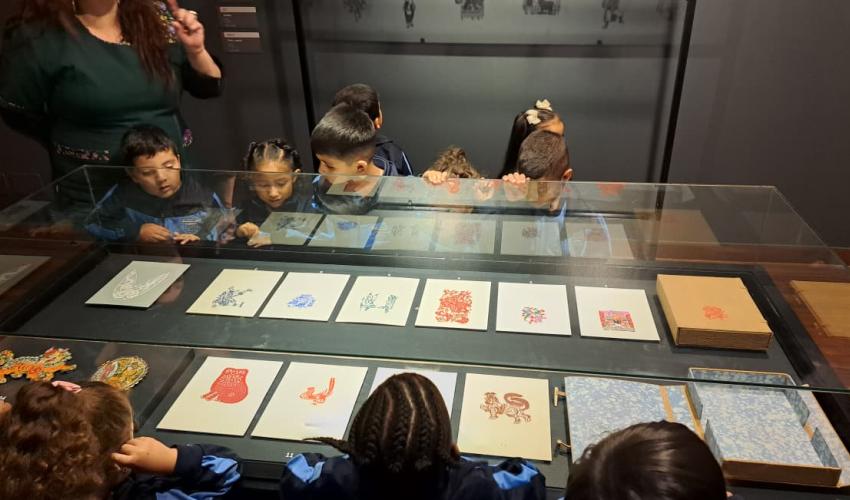 Niñas y niños observando las obras de la exposición