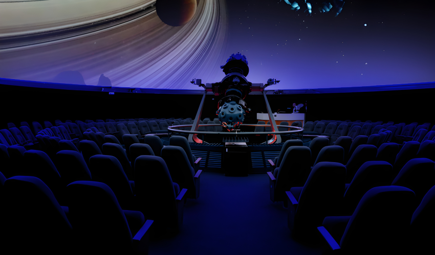 En el centro de la imagen se presenta nuestro proyector Carl Zeiss VI, rodeado de nuestras butacas y una noche estrellada.