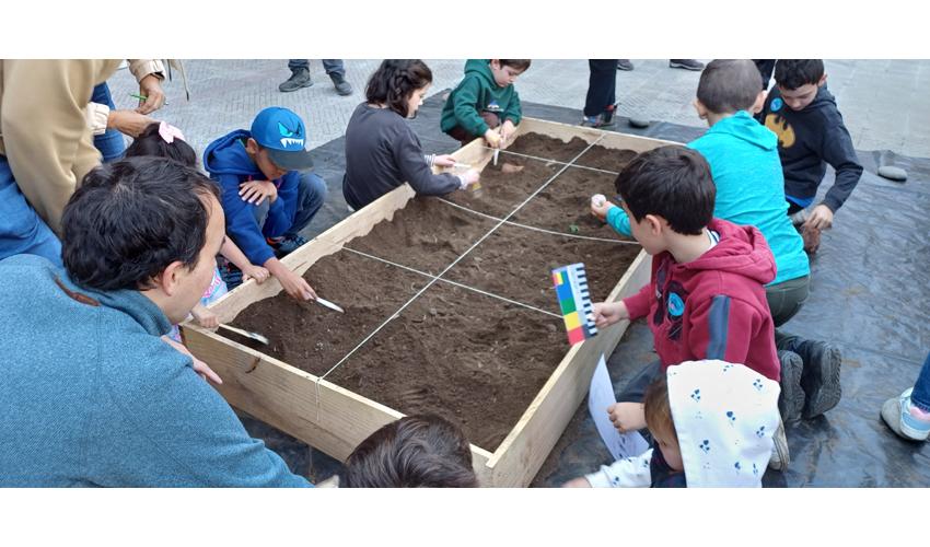 Niños buscando piezas arqueológicas