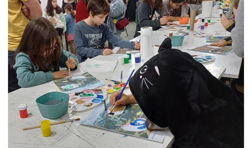 niños pintando