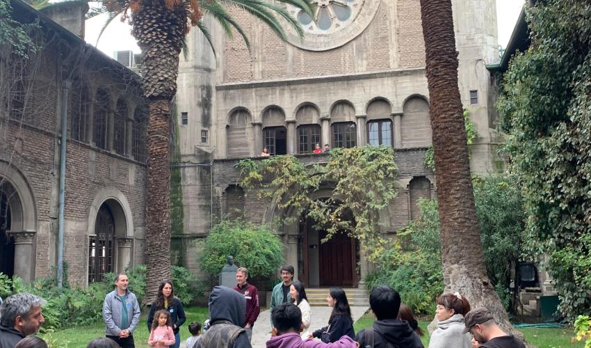 Personas frente al templo del campus oriente 