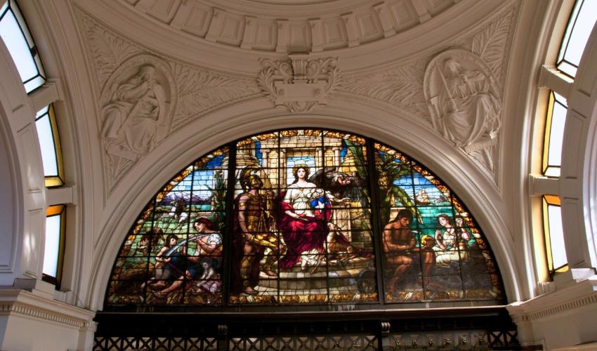 Vitral del Palacio de Tribunales de Justicia, obra alemana de principios de siglo XX