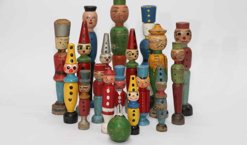 Palitroques de madera de diversos tamaños y fabricantes.