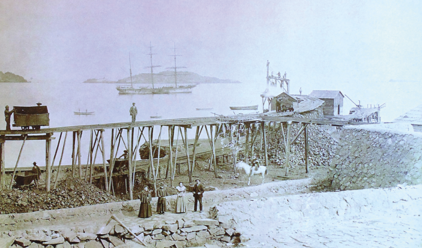 Descarga de carbón en el muelle de El Rincón