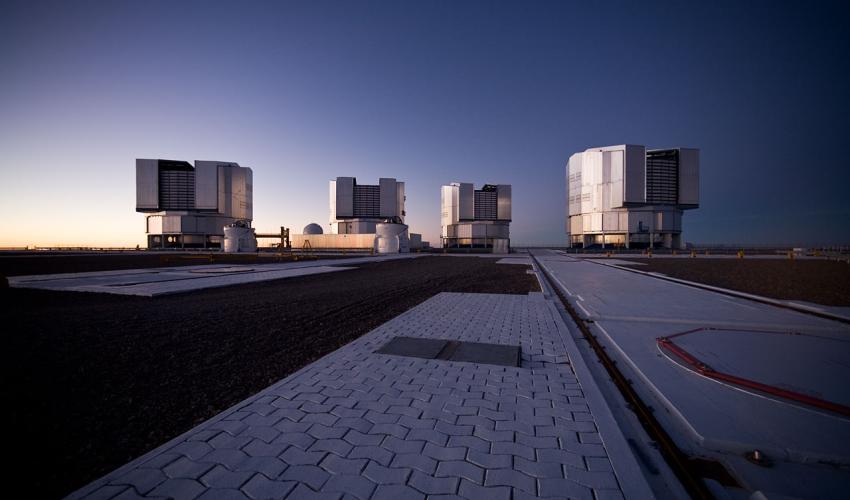 VLT de ESO al atardecer